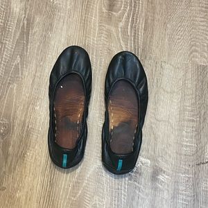 Black size 8.5 tieks flats